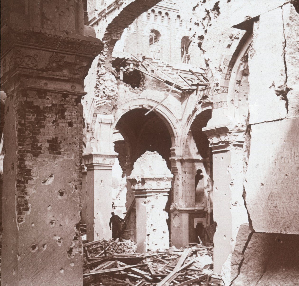 Ødelagt kirke, Albert, Nordfrankrig, c1914-c1918 af Unbekannt