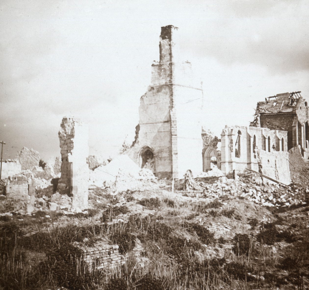 Ødelagt kirke, Chauny, Nordfrankrig, c1914-c1918 af Unbekannt