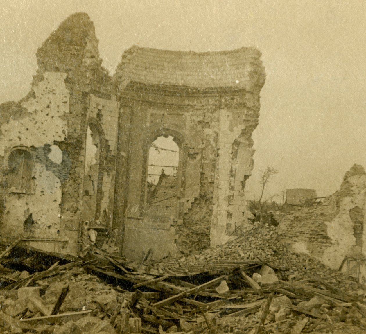 Ødelagt kirke, Combles, Nordfrankrig, c1914-c1918 af Unbekannt