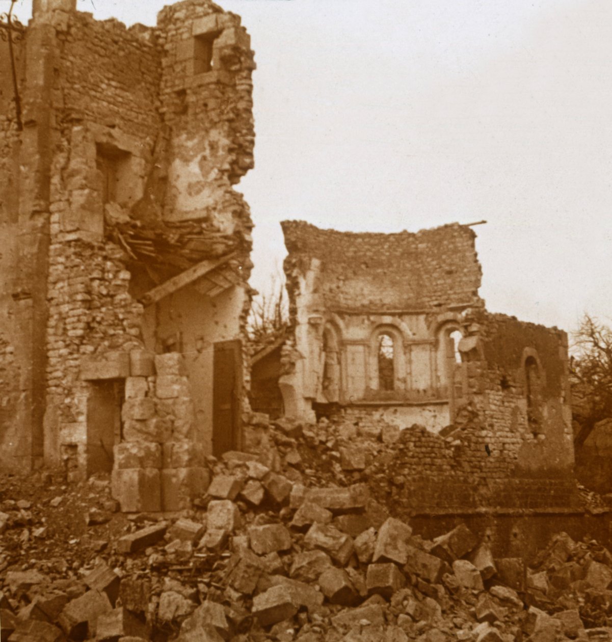 Ødelagt kirke, Trésauvaux, Nordfrankrig, c1914-c1918 af Unbekannt