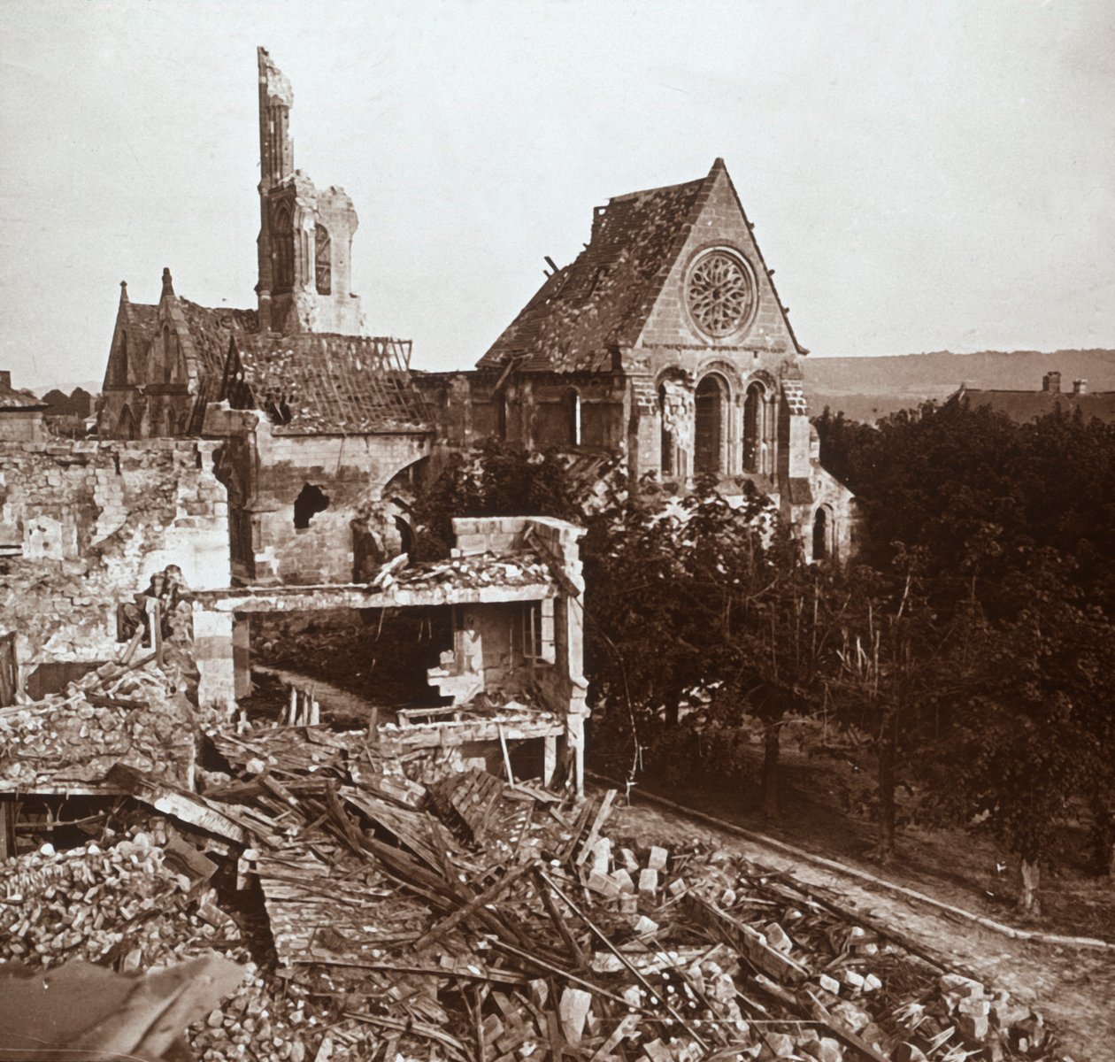 Ødelagt kirke, Vauxaillon, Nordfrankrig, c1914-c1918 af Unbekannt