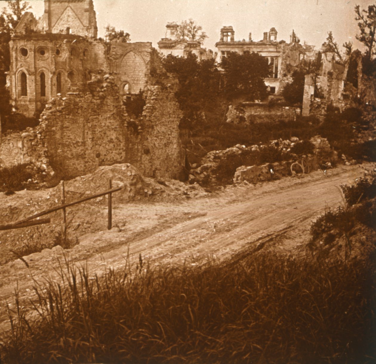 Ødelagt kirke og slot, Frankrig, c1914-c1918 af Unbekannt