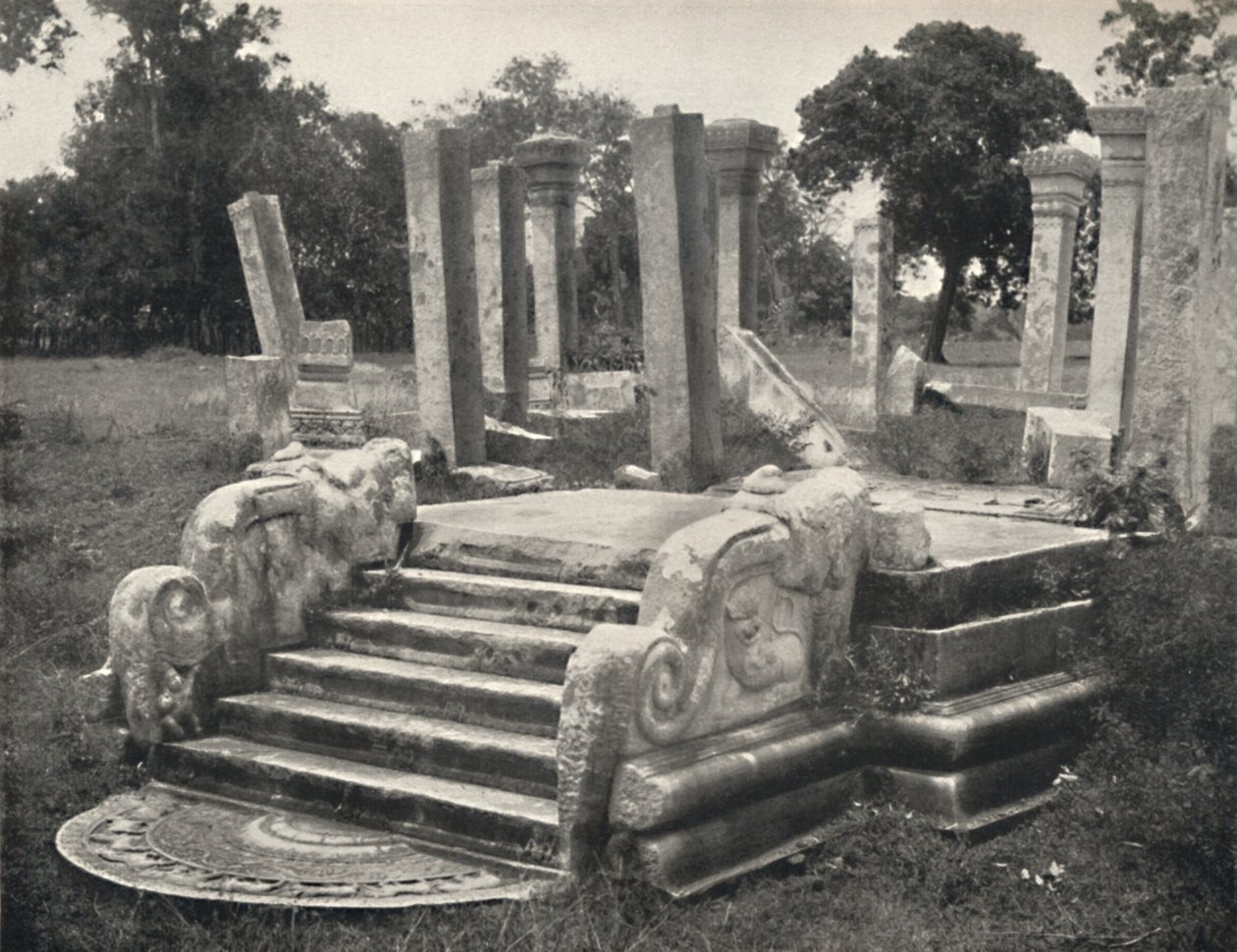 Ruiner af en søjlehal, foran den en trappe med månesten se plade 79, Anuradhapura, 1926 af Unbekannt