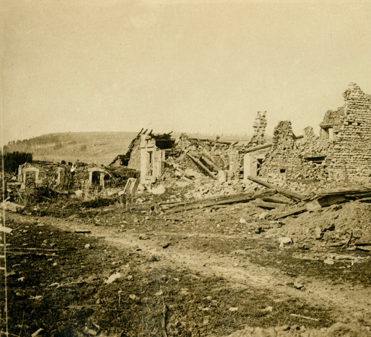 Ruinerne af Les Éparges, Nordfrankrig, c1914-c1918. af Unbekannt