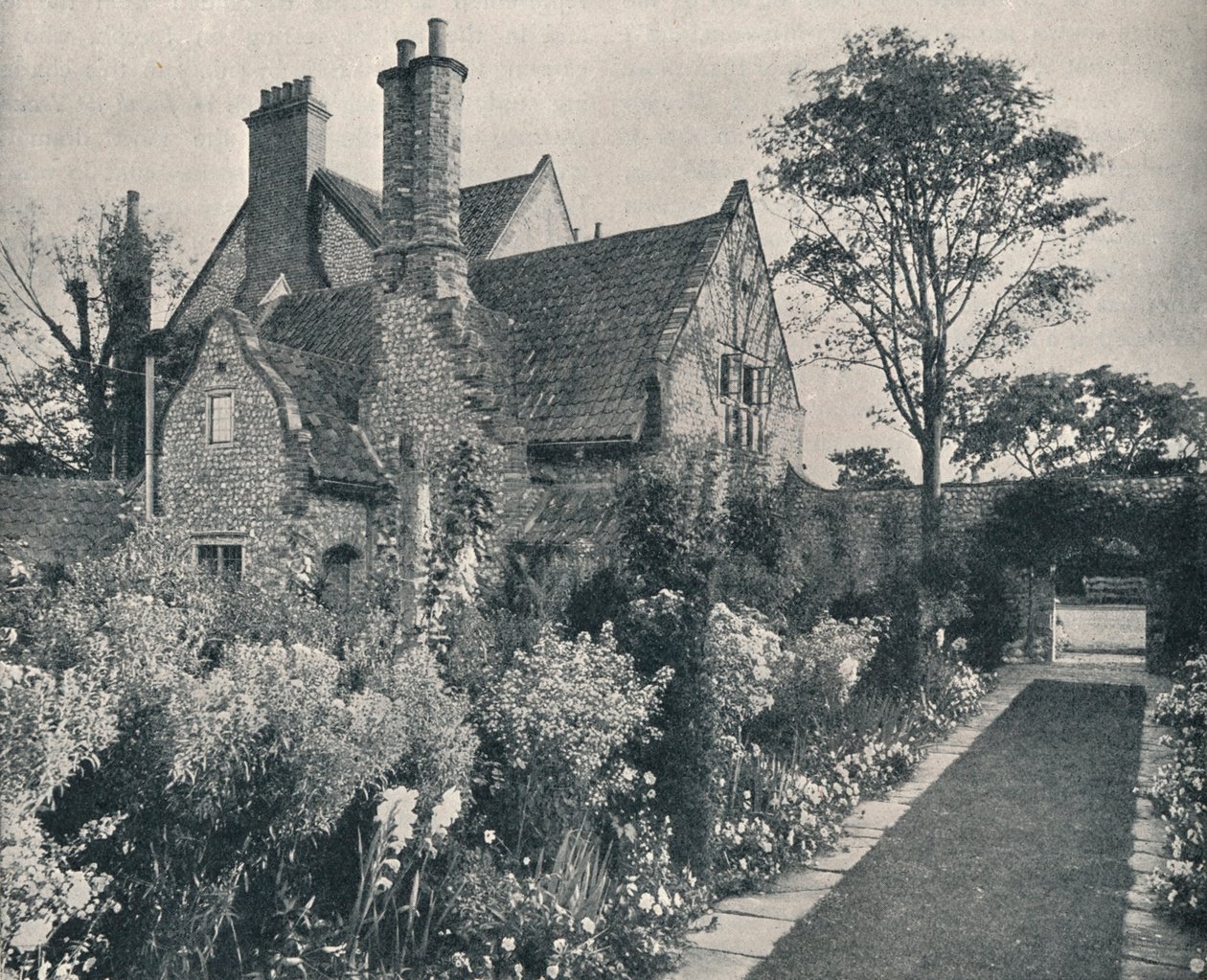 Runton Old Hall, Norfolk, Udsigt fra nordvest, c1909 af Unbekannt