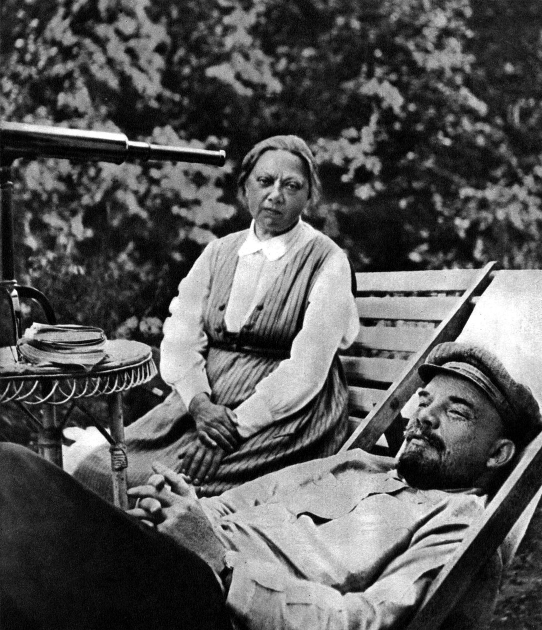 Den russiske bolsjevikiske leder Vladimir Lenin og Nadezhda Krupskaya, Gorki, USSR, 1922 af Unbekannt