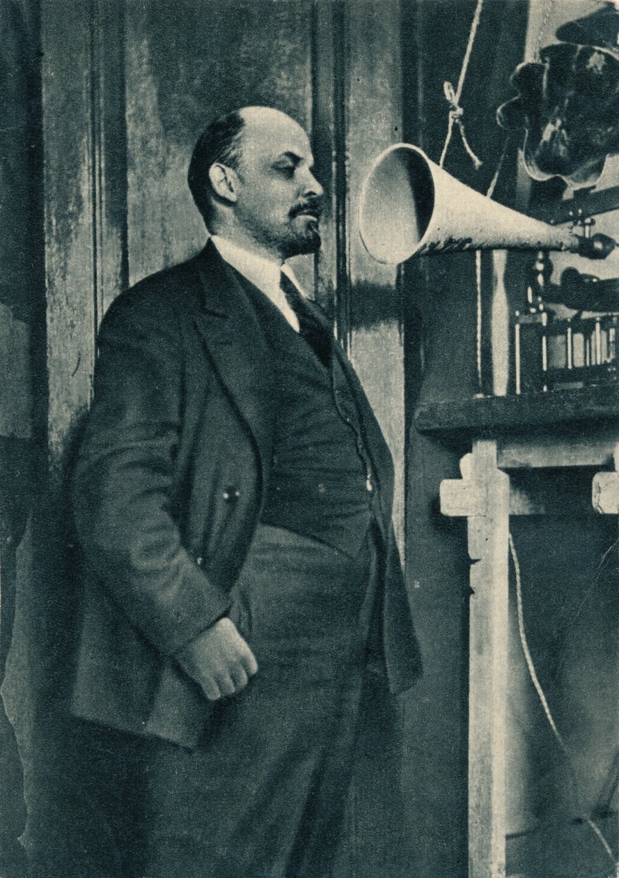 Den russiske bolsjevikiske leder Vladimir Lenin ved en radiooptagelse i Kreml, Moskva, Rusland, 1919 af Unbekannt