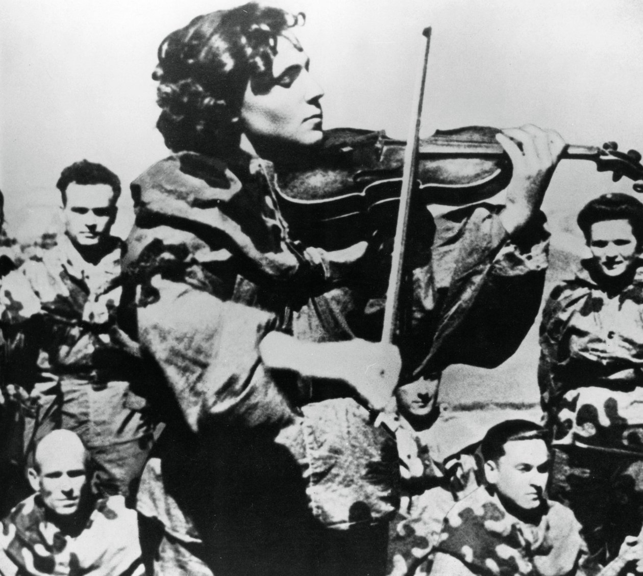 Russisk hærsygeplejerske spiller violin, østfronten, 1944 af Unbekannt