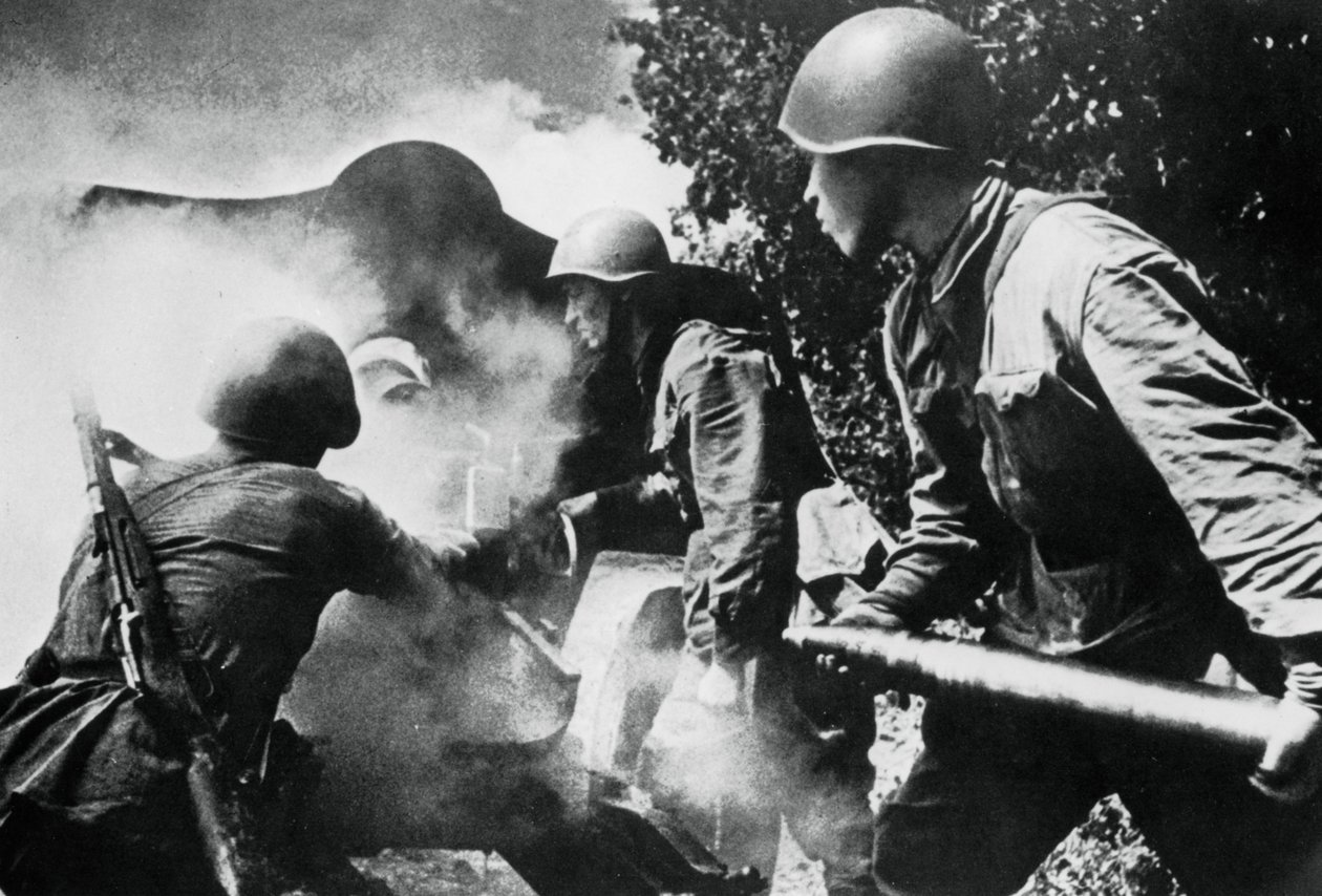 Russisk artilleri i aktion, østfronten, 1943 af Unbekannt