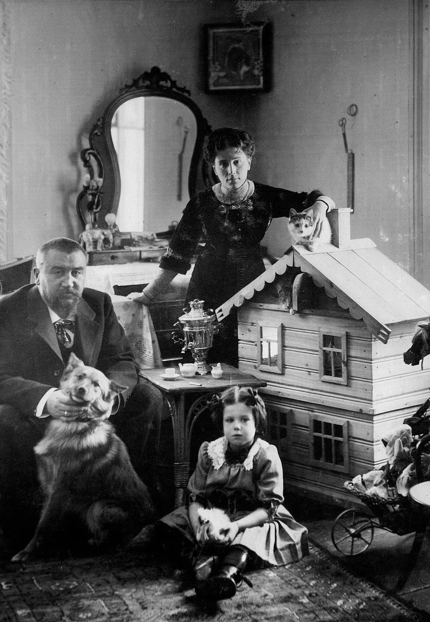 Den russiske forfatter Alexander Kuprin hjemme med sin familie, Gatchina, Rusland, begyndelsen af det 20. århundrede af Unbekannt