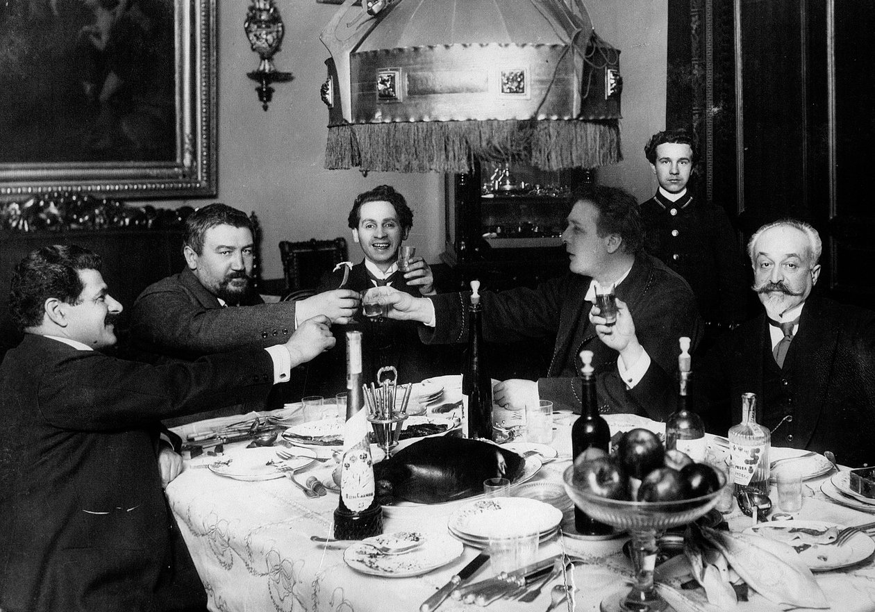 Den russiske forfatter Alexander Kuprin med venner i Paris, 1930