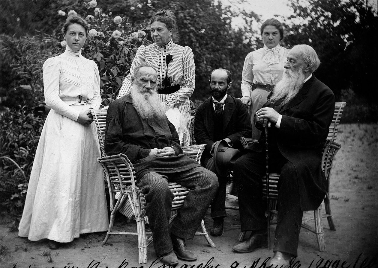 Russisk forfatter Leo Tolstoy med besøgende, Yasnaya Polyana, Rusland, slutningen af det 19. eller begyndelsen af det 20. århundrede af Unbekannt