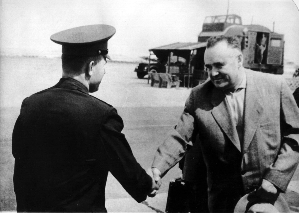 Russisk kosmonaut Yuri Gagarin og raketingeniør Sergey Korolyov, 1961 af Unbekannt