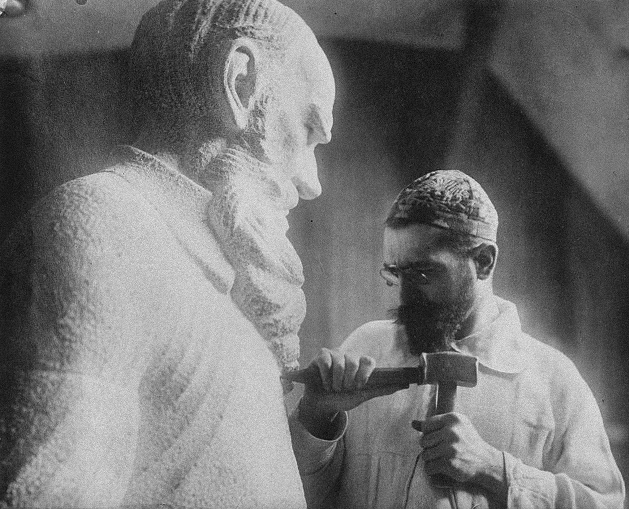 Russisk billedhugger Sergey Merkurov 1881-1952 arbejder på sin statue af Leo Tolstoj af Unbekannt