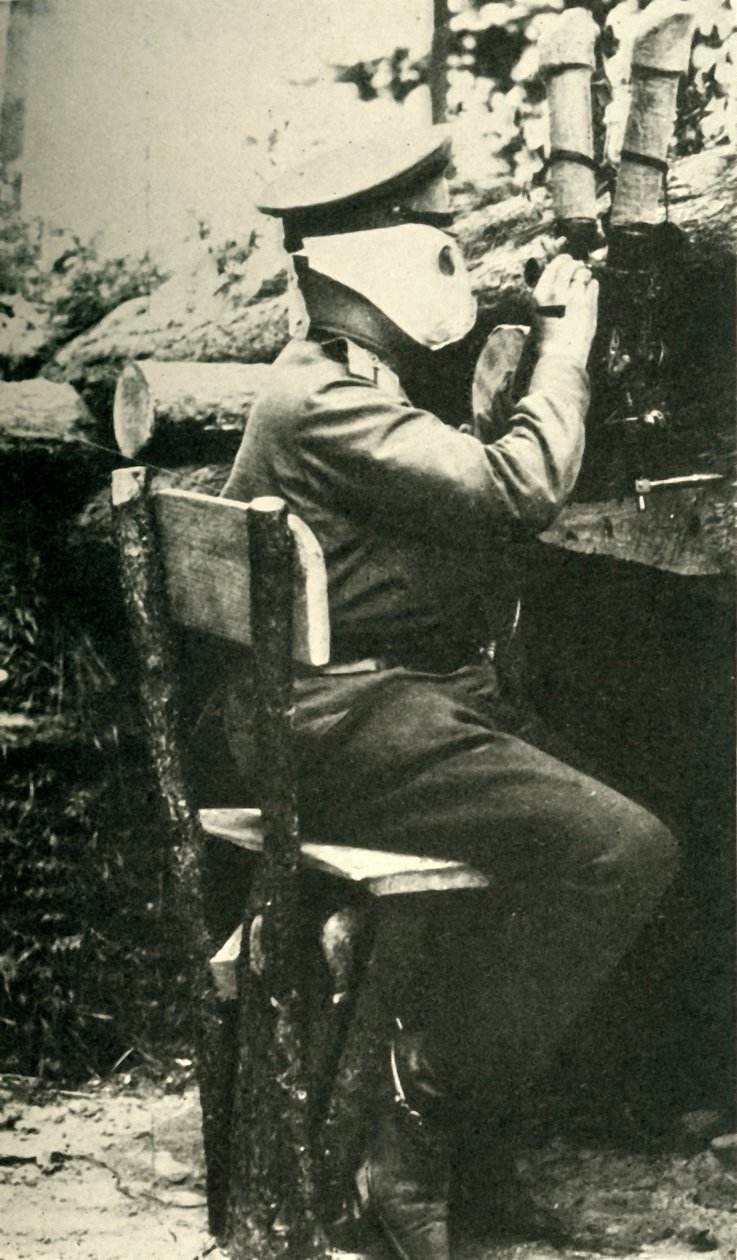 Russisk soldat ved hjælp af en periskopriffel, Første Verdenskrig, 1914-1918, c1920. af Unbekannt