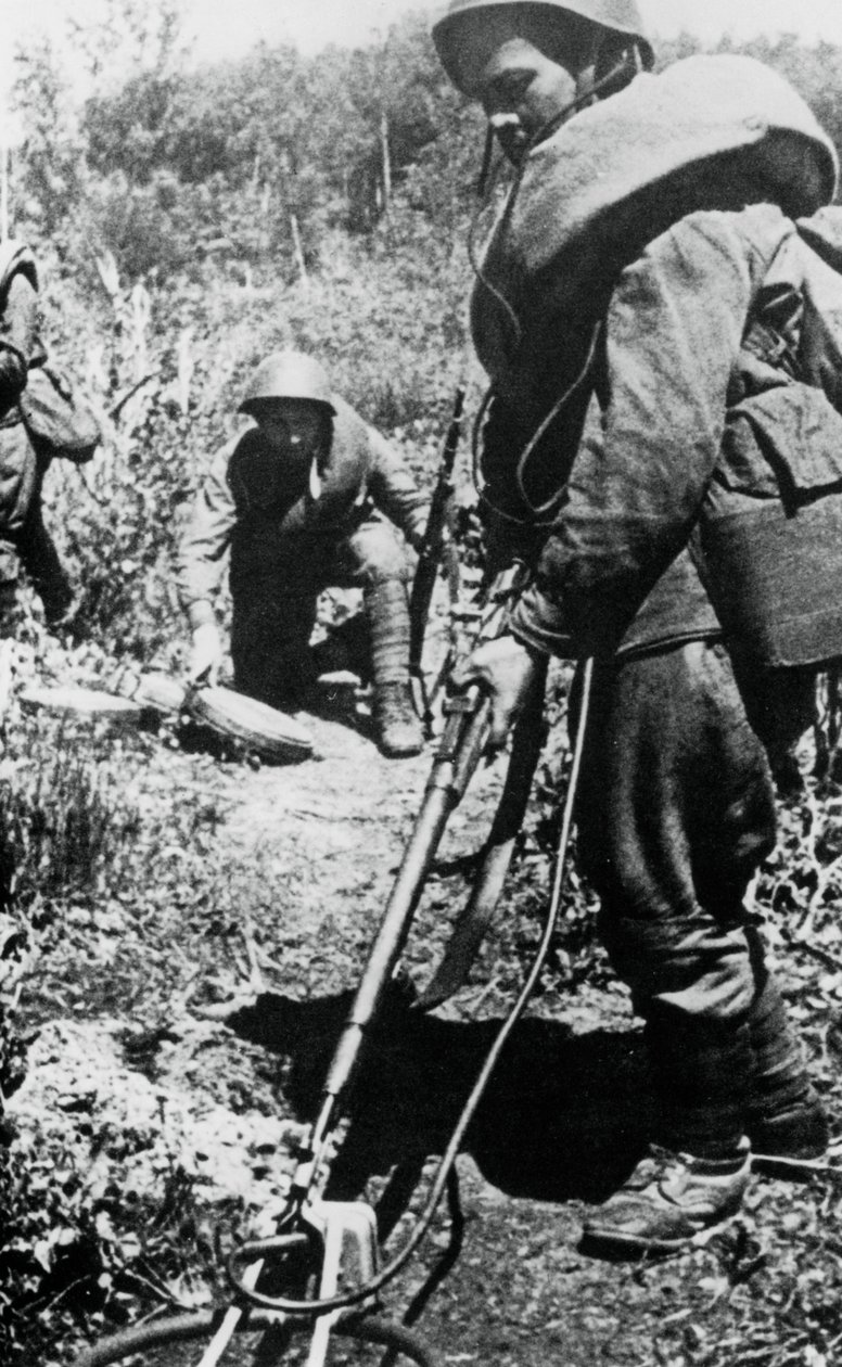 Russiske soldater rydder miner, vest for Minsk, 1944 af Unbekannt