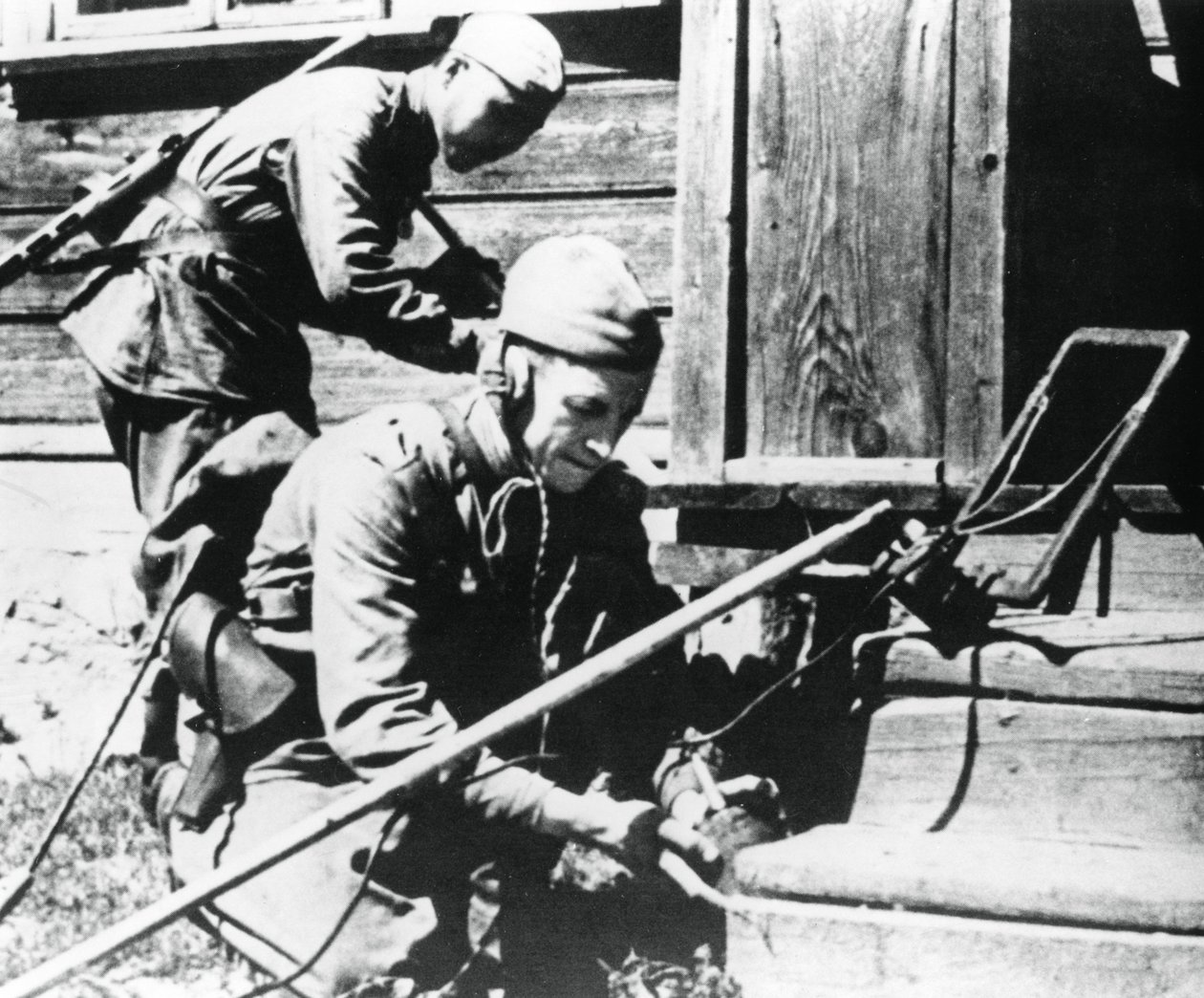 Russiske soldater med minedetektorer, der rydder et hus, der er fanget i snavs, østfronten, 1944 af Unbekannt