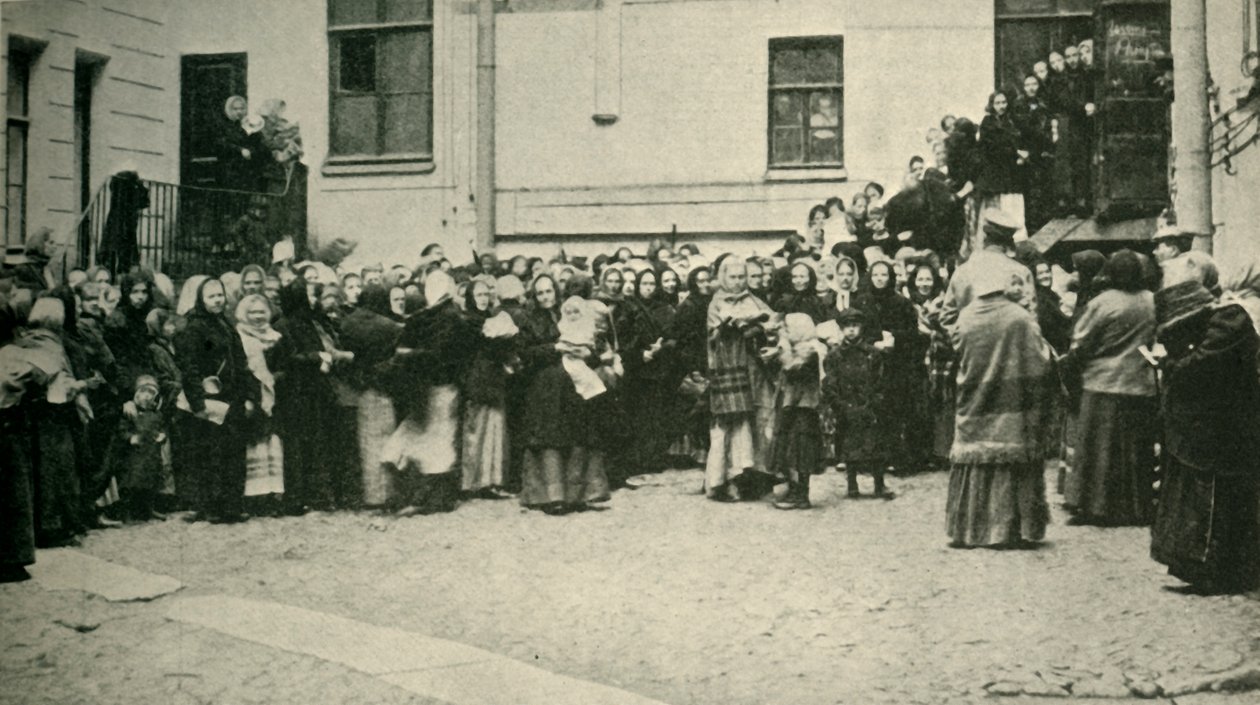 Russiske soldater koner venter på nyheder fra fronten..., Første Verdenskrig, 1915, c1920. af Unbekannt