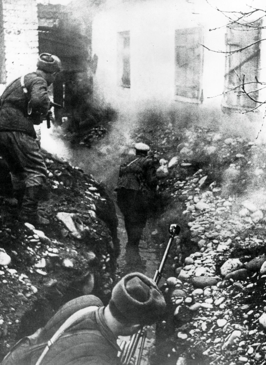 Russiske tropper befrier en landsby nær Ordhonikidze, Kaukasus, 1942 af Unbekannt