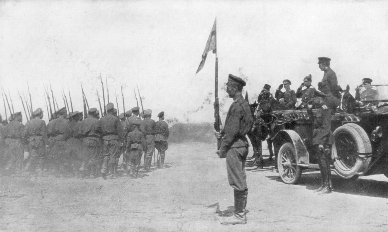 Russiske tropper paraderer foran Alexander Kerensky, Første Verdenskrig, juli 1917 af Unbekannt