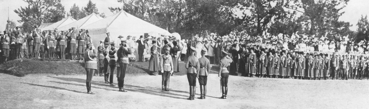 Russiske tropper hilser zar Nicholas II, Krasnoye Selo, 22. juli, 1914 af Unbekannt