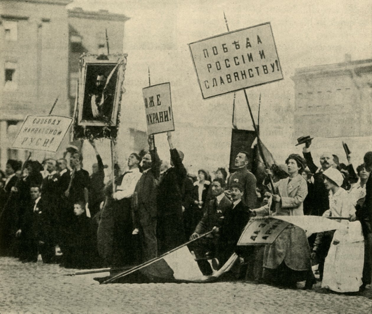 Russere beder om succes for deres styrker, Petrograd, Første Verdenskrig, 1914, c1920. af Unbekannt