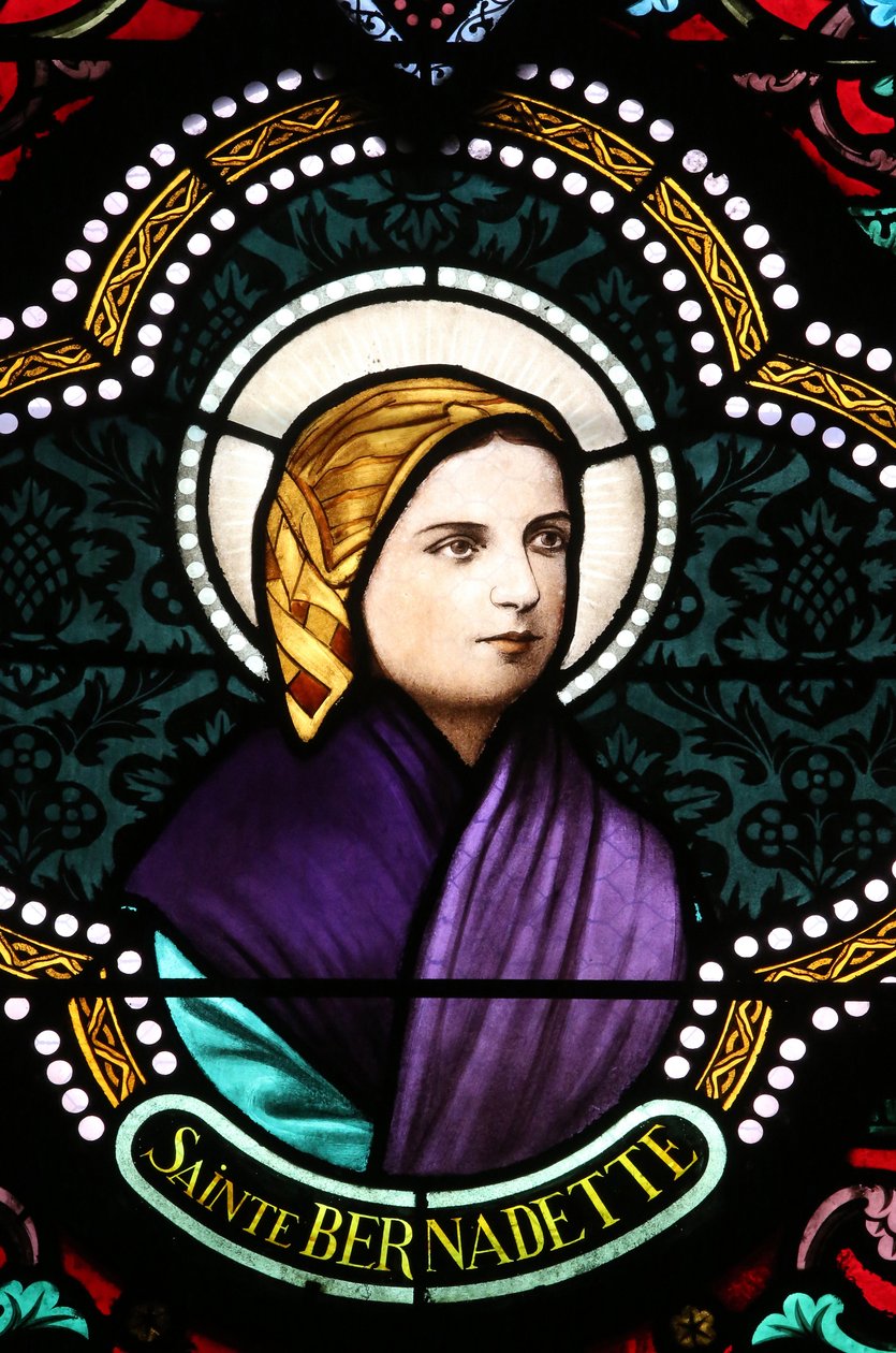 Hellig hjerte kirke. Glasmosaik vindue. Ste Bernadette Soubirous er kendt for de marianske åbenbaringer, 20160604, Moulins, Frankrig af Unbekannt