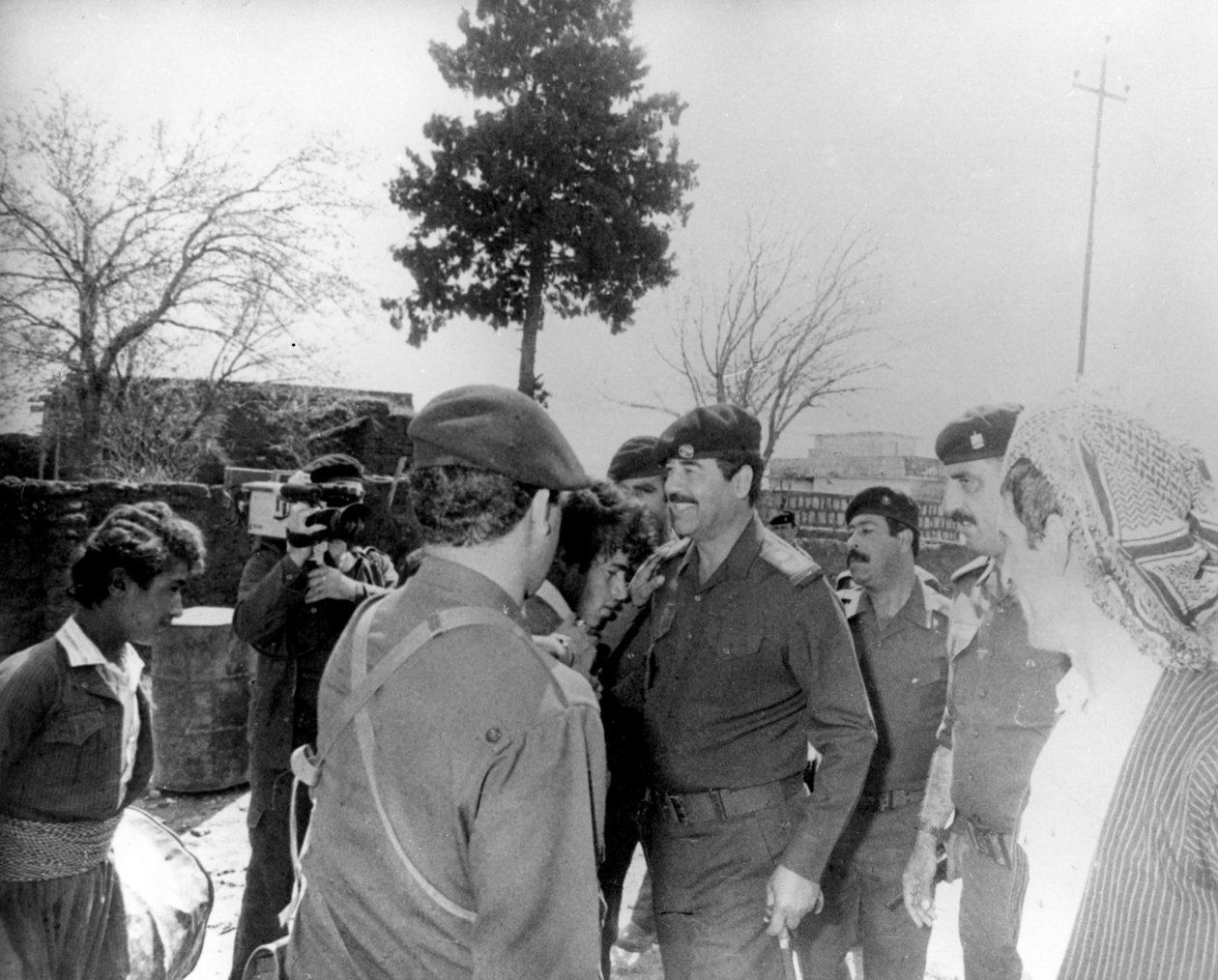 Saddam Hussein på turné i landet, Irak, 1987 af Unbekannt