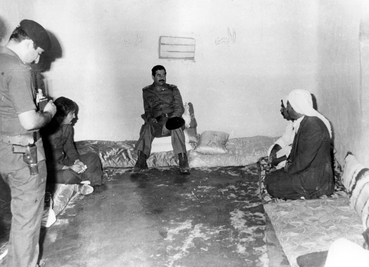 Saddam Hussein besøger et bondehus i Basra, Irak, 1987 af Unbekannt