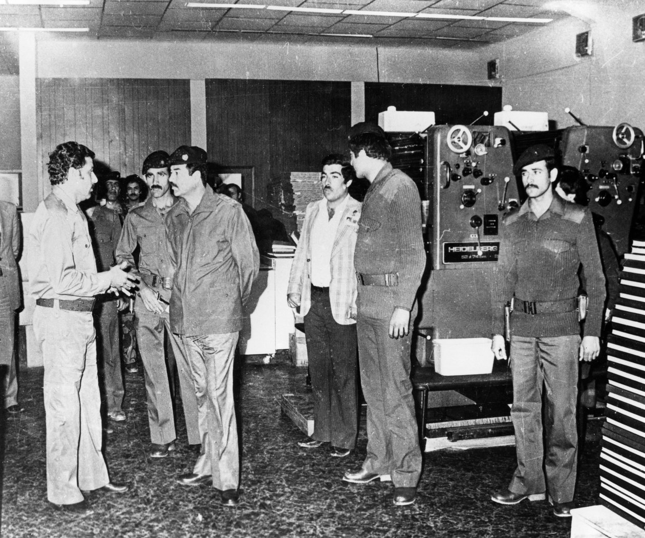 Saddam Hussein besøger en statspapirpresse, Bagdad, Irak, 1986 af Unbekannt