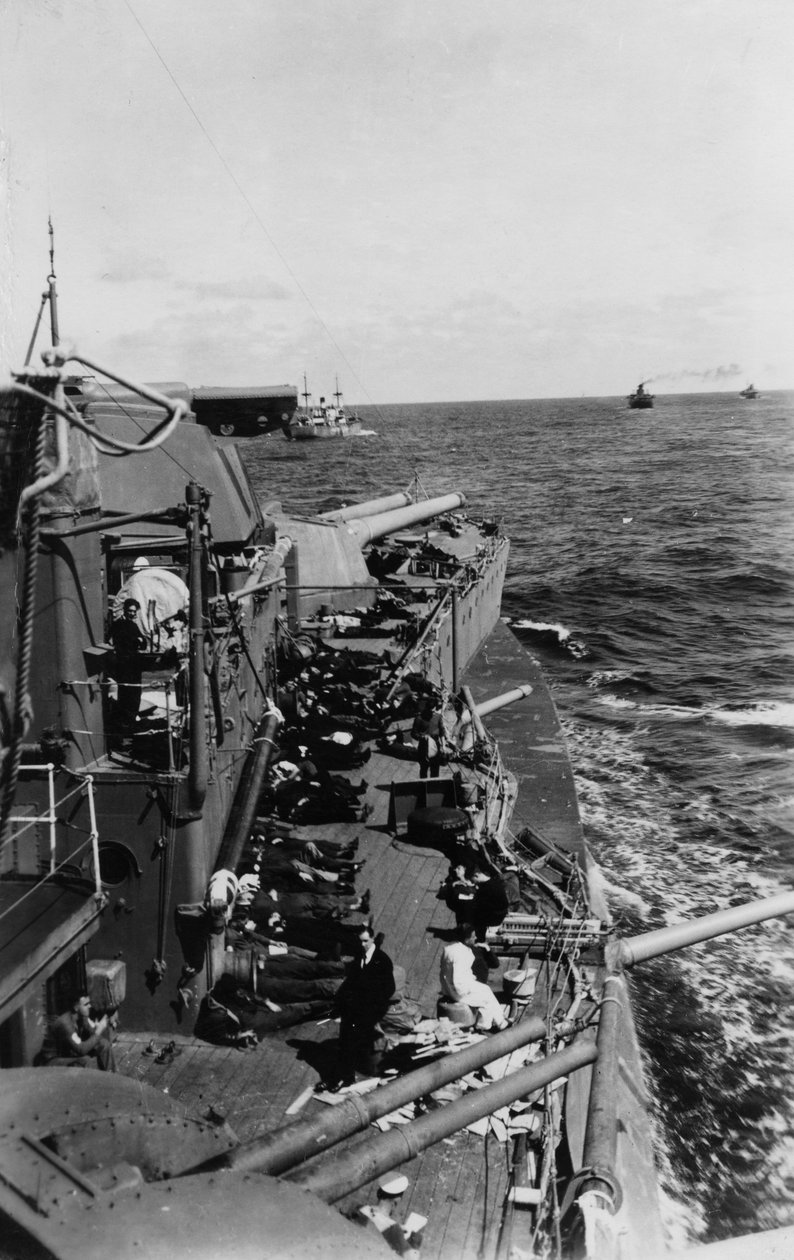 Sømænd, der sover på det øverste dæk af det britiske slagskib HMS Malaya, c1940-c1941 af Unbekannt