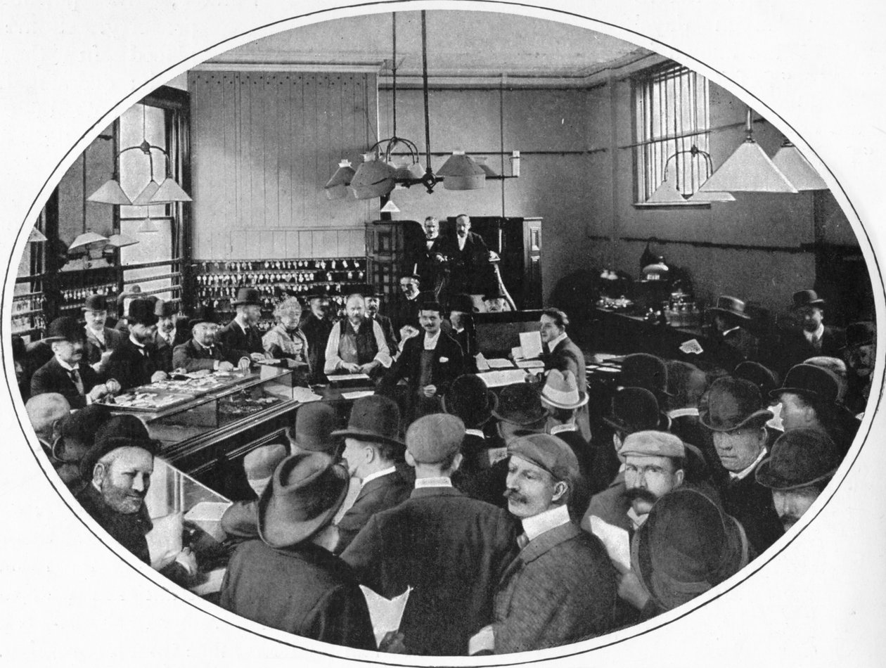 Salg af uindløste varer på Debenham, Storr and Sons auktionslokaler, London, c1903 1903 af Unbekannt