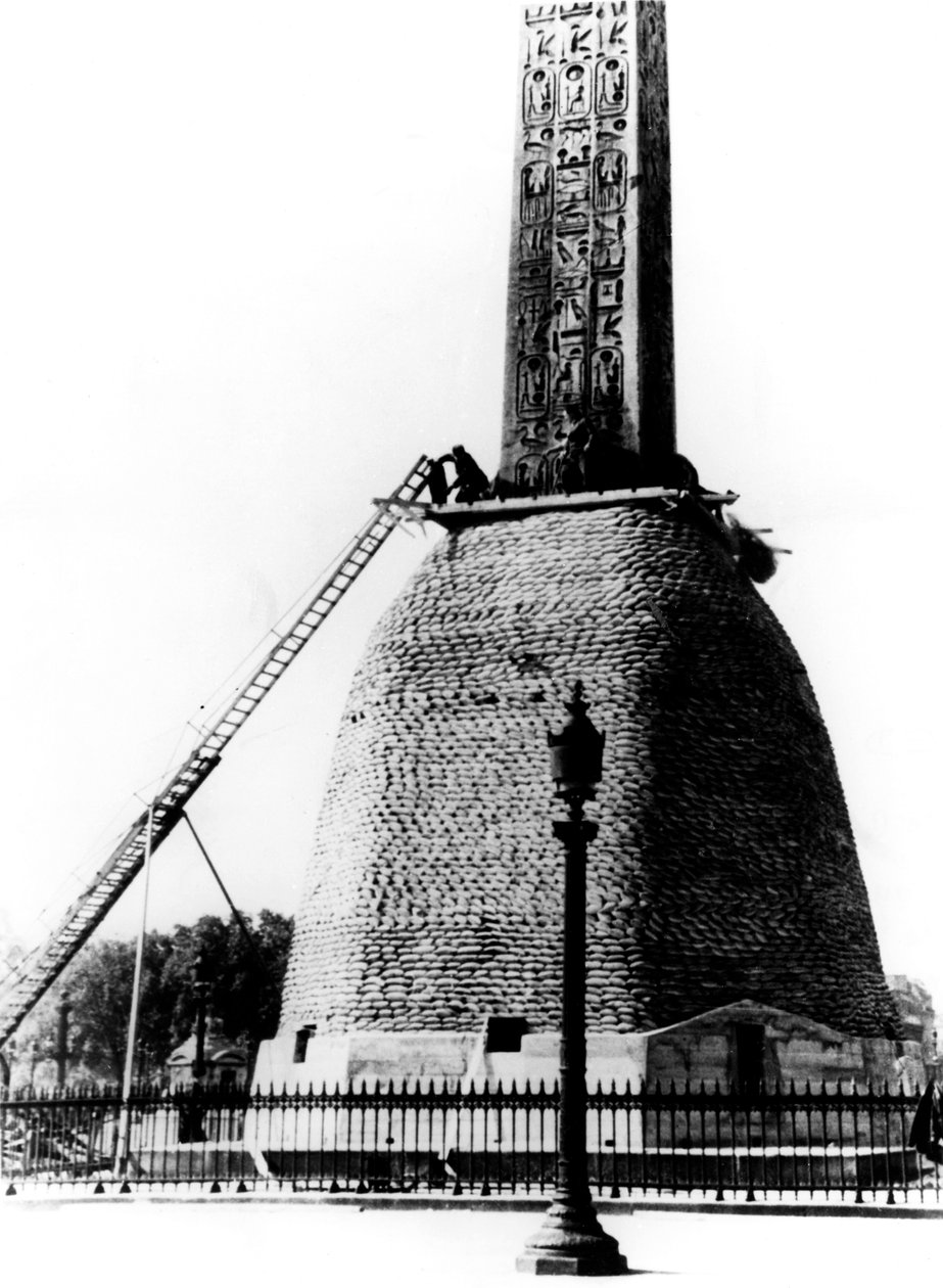 Sandsække, der beskytter bunden af den egyptiske obelisk, tysk-besatte Paris, 1940 af Unbekannt