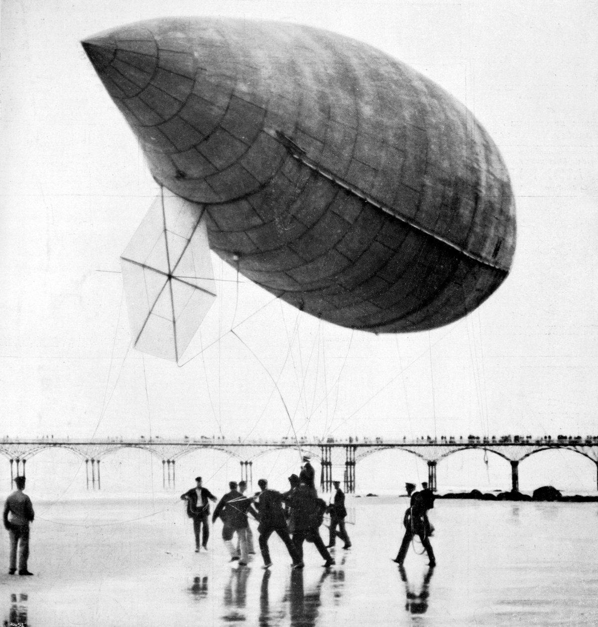 Santos-Dumonts luftskib med afgang fra Trouville, Frankrig, 1905 af Unbekannt