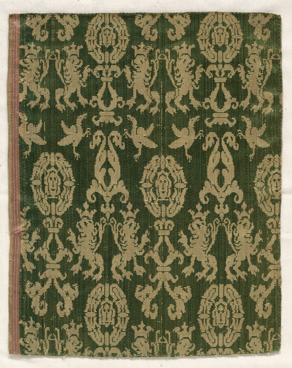 Satin Fragment, 15.-16. århundrede. af Unbekannt