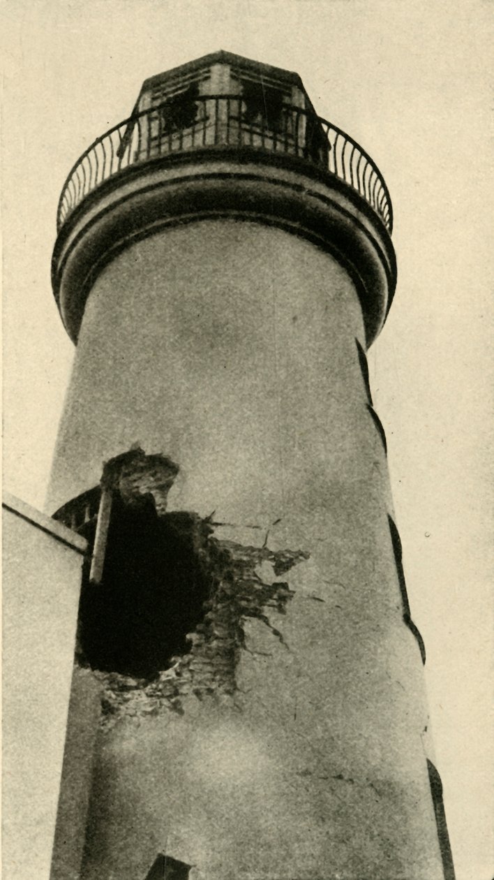Scarborough fyrtårn ramt af en tysk bombe, Første Verdenskrig, december 1914, c1920. af Unbekannt