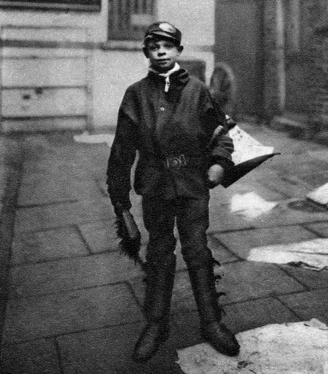 Ådseledreng, der renser hesteklatter på vejen, London, 1926-1927 af Unbekannt