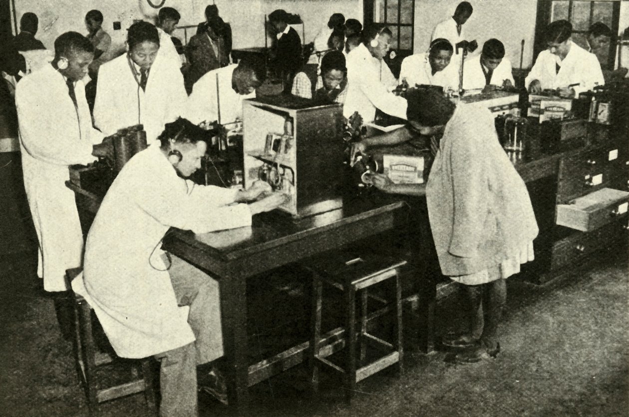 Scener in a Native College - Studerende i fysiklaboratoriet, c1948. af Unbekannt