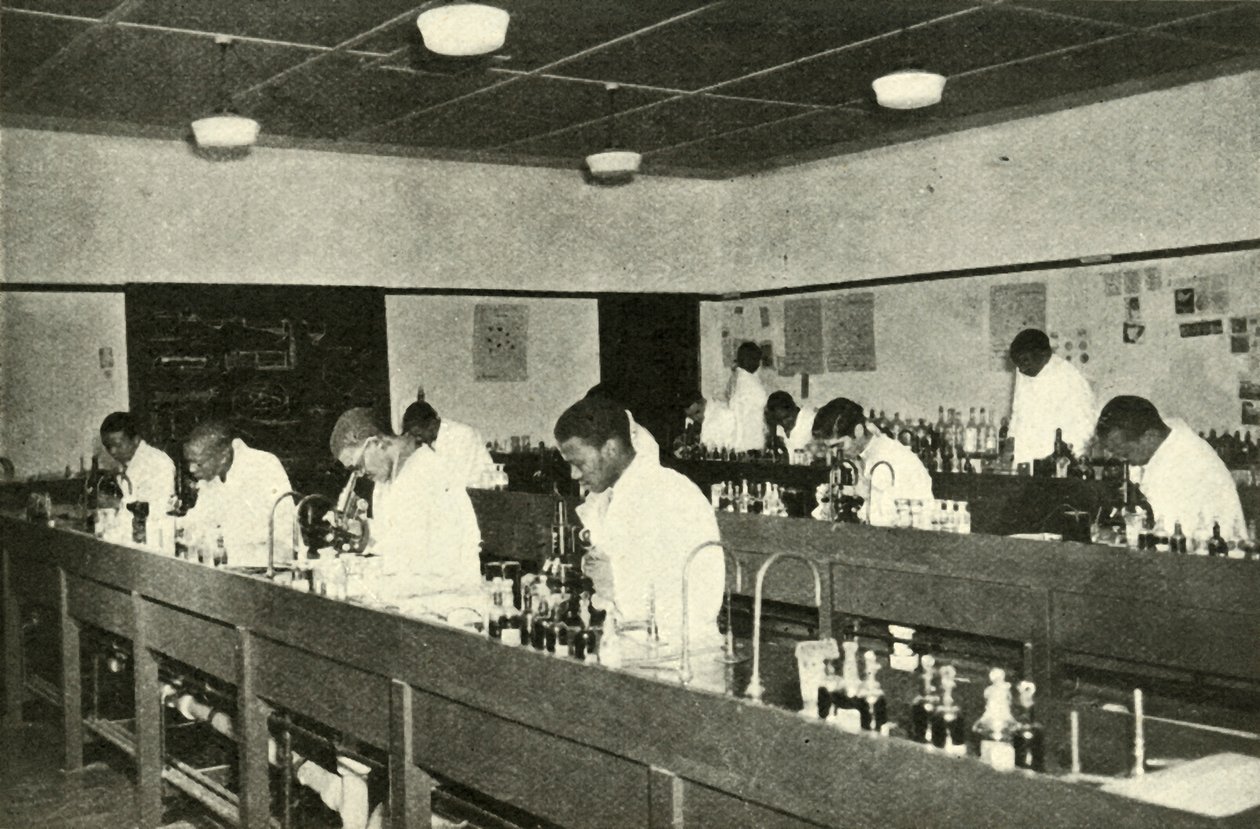 Scener in a Native College - Studerende i bakteriologi ved Fort Hare Native College i Alice i C af Unbekannt