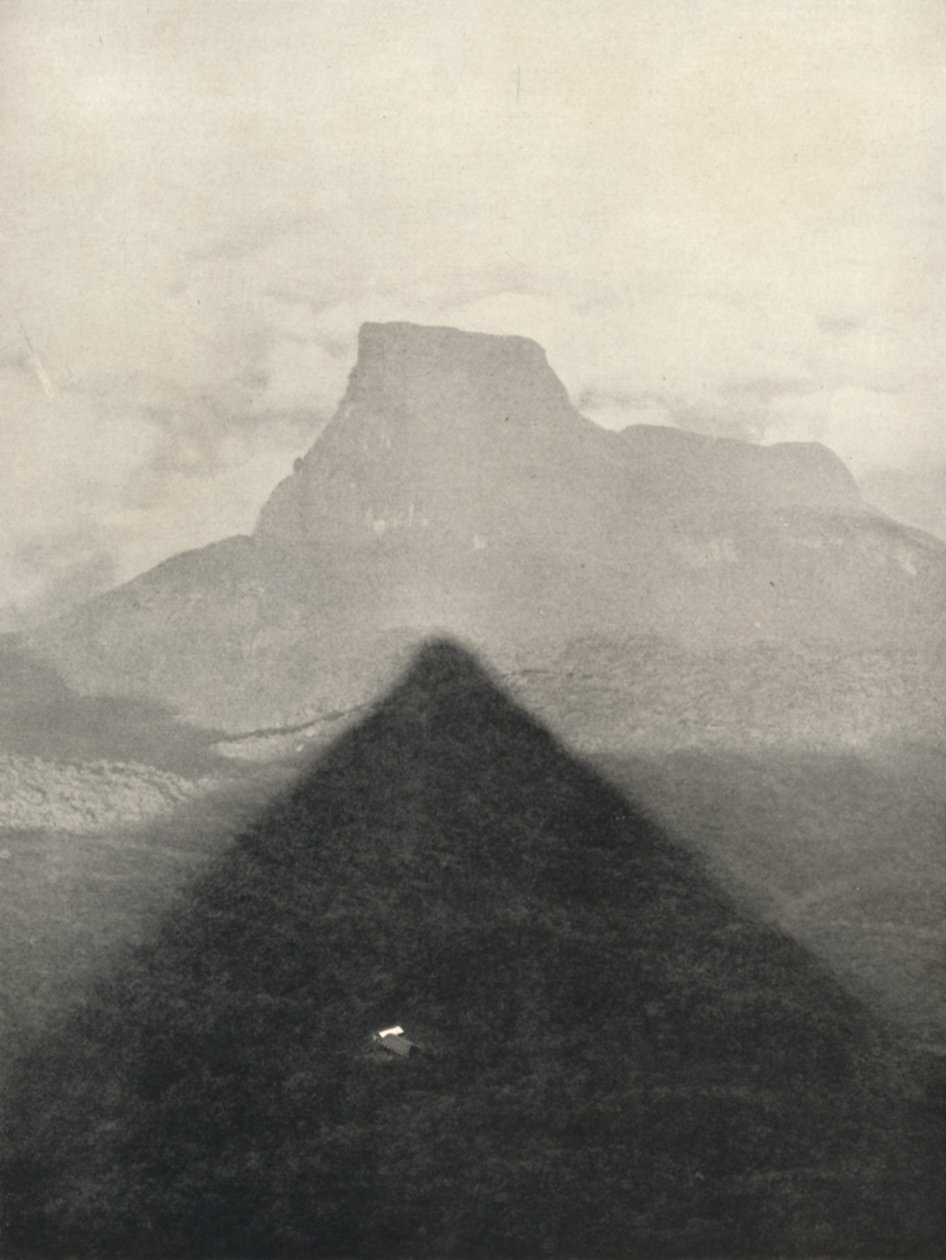 Shadow of Adamspike ved solopgang, 1926 af Unbekannt