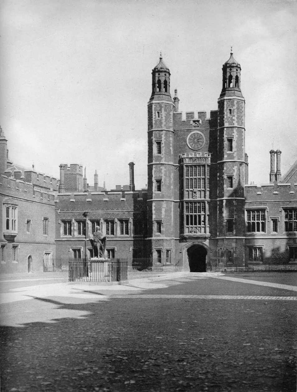 Skolegård og Luptons Tower, 1926 af Unbekannt