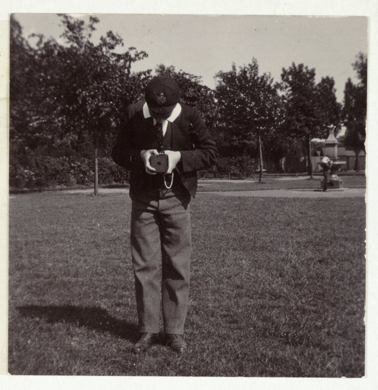 Skoledreng tager et fotografi, c 1905 af Unbekannt