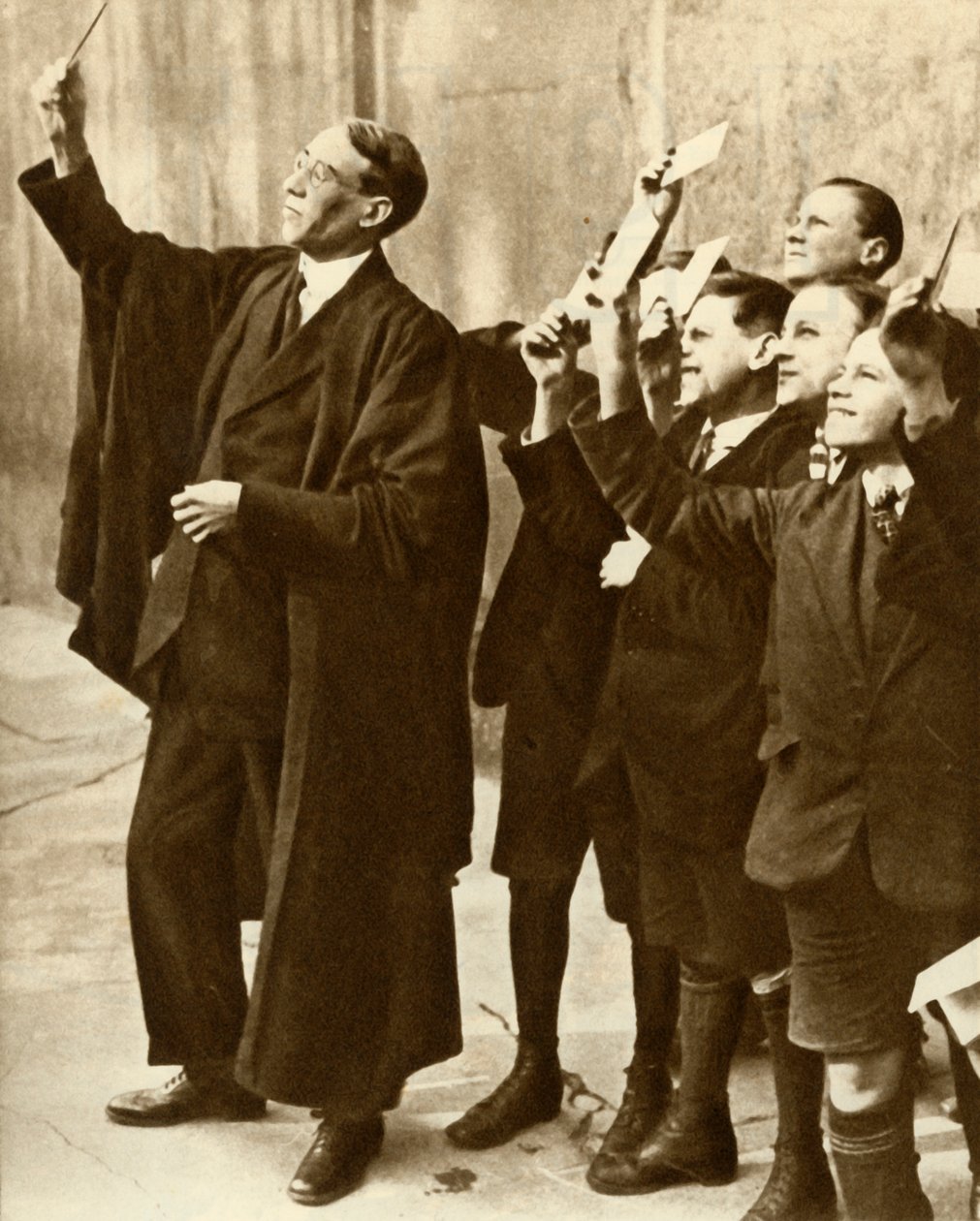Skoledrenge og lærere observerer en solformørkelse, Storbritannien, 1921, 1935. af Unbekannt