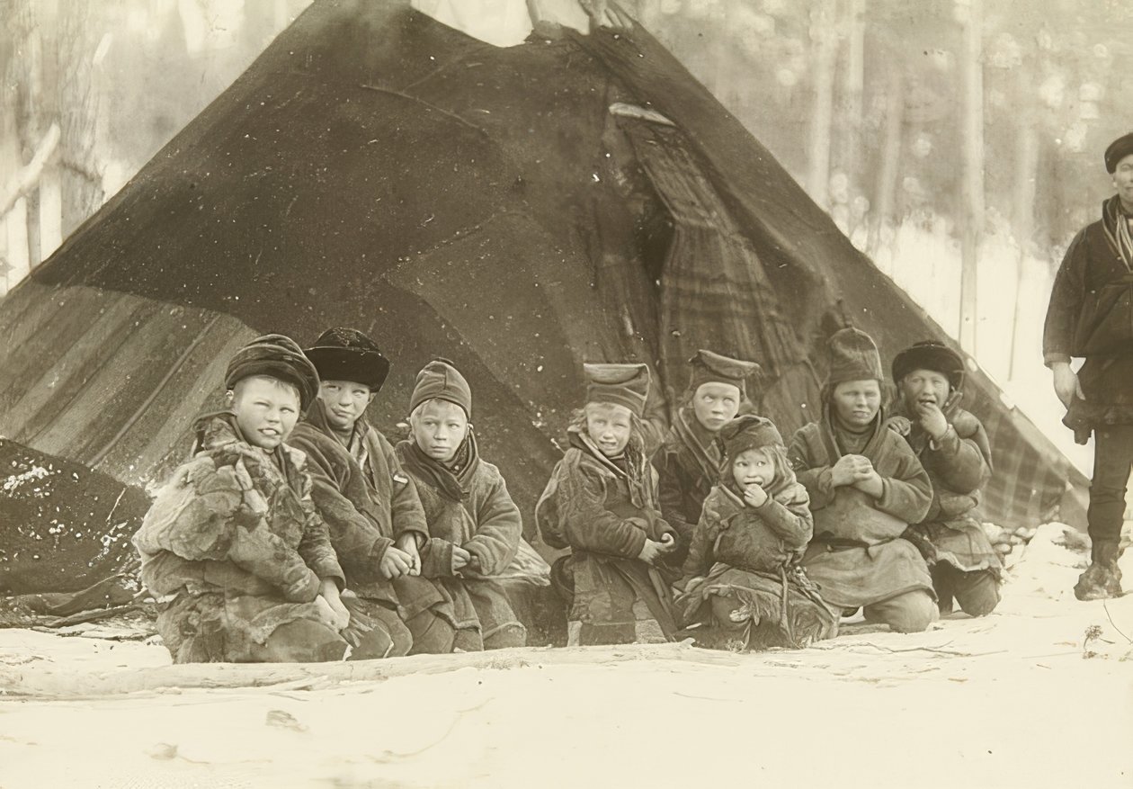 Sverige. Lapland børn foran et telt. Omkring 1900 af Unbekannt