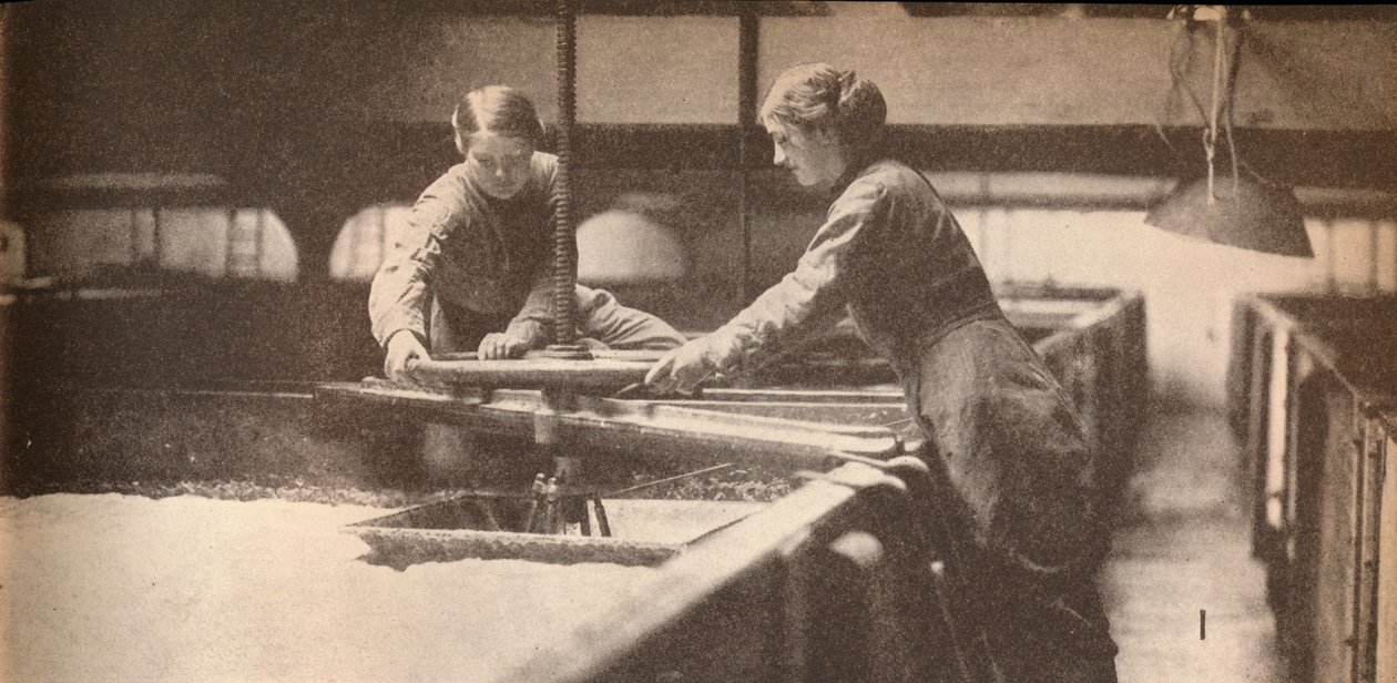 Screwing Down the Yeast in a Burton-On-Trent Brewery, c1916, 1935 af Unbekannt