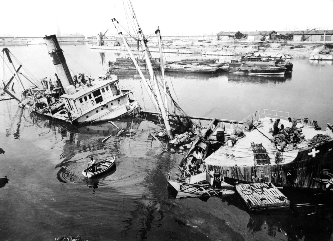 Forstyrret skib i Marseilles havn, Frankrig, c1945-1949 af Unbekannt