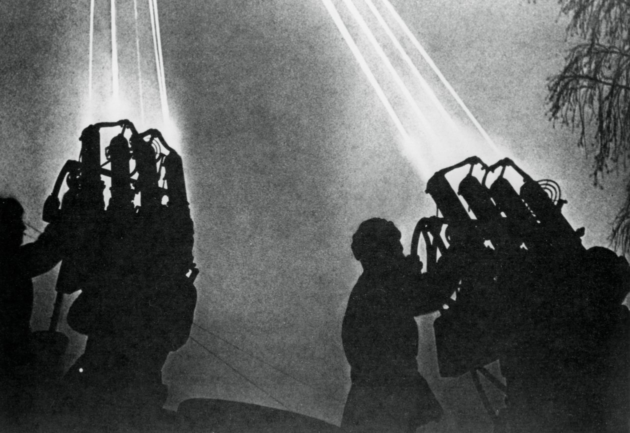 Søgelysoperatører forbereder sig på et natbombeangreb, Moskva, 1941 af Unbekannt