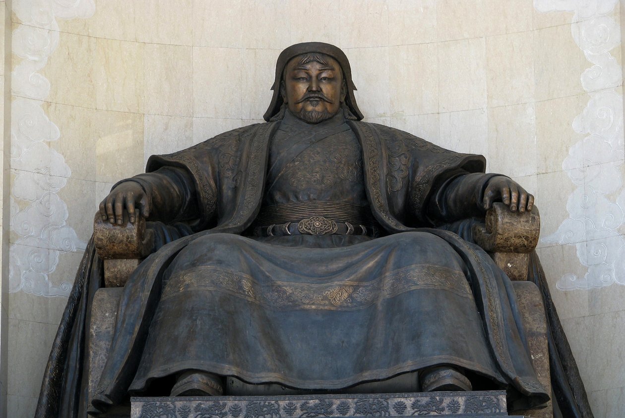Siddende statue af Chingis Khan i parlamentsbygningen i Ulan Bator, 2005 af Unbekannt