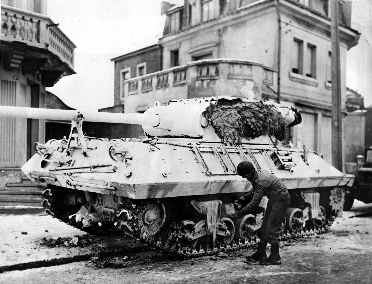 Anden Verdenskrig (1939-1945) - Anden Verdenskrig (2. Verdenskrig eller Anden Verdenskrig): Luxembourg omkring 20. december 1944: På den sydlige flanke af den tyske fremrykning malede en amerikansk soldat en hvid M36 kampvogn for at tilpasse sig meteorolog af Unbekannt