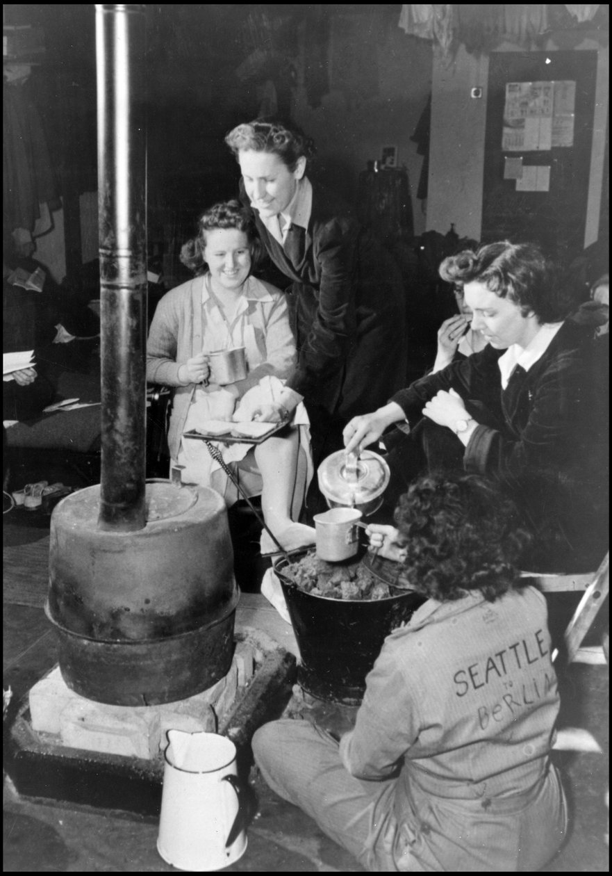 Anden Verdenskrig (1939-1945): På en britisk luftbase, hvor en enhed af WAC (Women